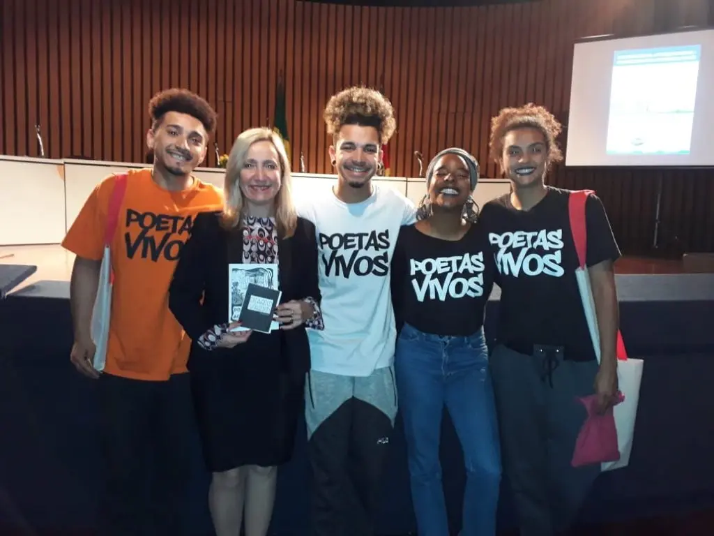 Presidente Sra. Diléia Pereira Bez Fontana com o Grupo "Poetas Vivos".