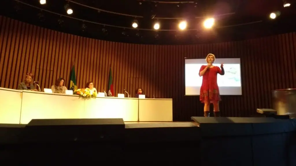 Mesa Temática – "INCLUSÃO : um olhar amoroso sobre os alunos e suas famílias". Jornalista Isabel Ferrari Geógrafa Renata do Anjos - ONG Mães pela Diversidade Orientadora Educacional Marilene Paré Professora de Dança Perla da Silva dos Santos Coordenadora da mesa: Professora Dra. Neusete Machado Rigo