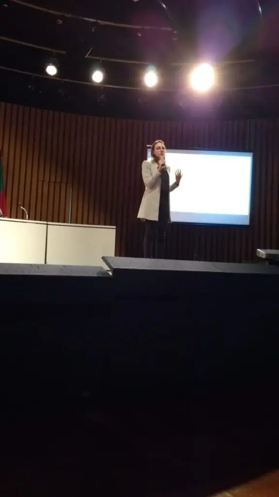  Palestra:"Temas emergentes no cotidiano escolar - Autolesão e manejo de autolesão em escolas". Psicóloga Doutoranda em Psiquiatria e Ciências do Comportamento Julia Luiza Schäfer