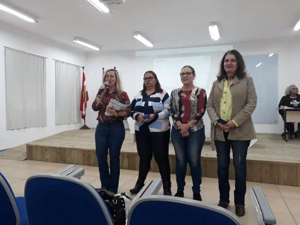 Presidente, Sra. Diléia Pereira Bez Fontana, Tesoureira, Sra. Lucia Maria dos Santos, Secretária Geral , Monica Christien Rihl e a Vice- presidente ,Sra. Ivanisse Zarif, 