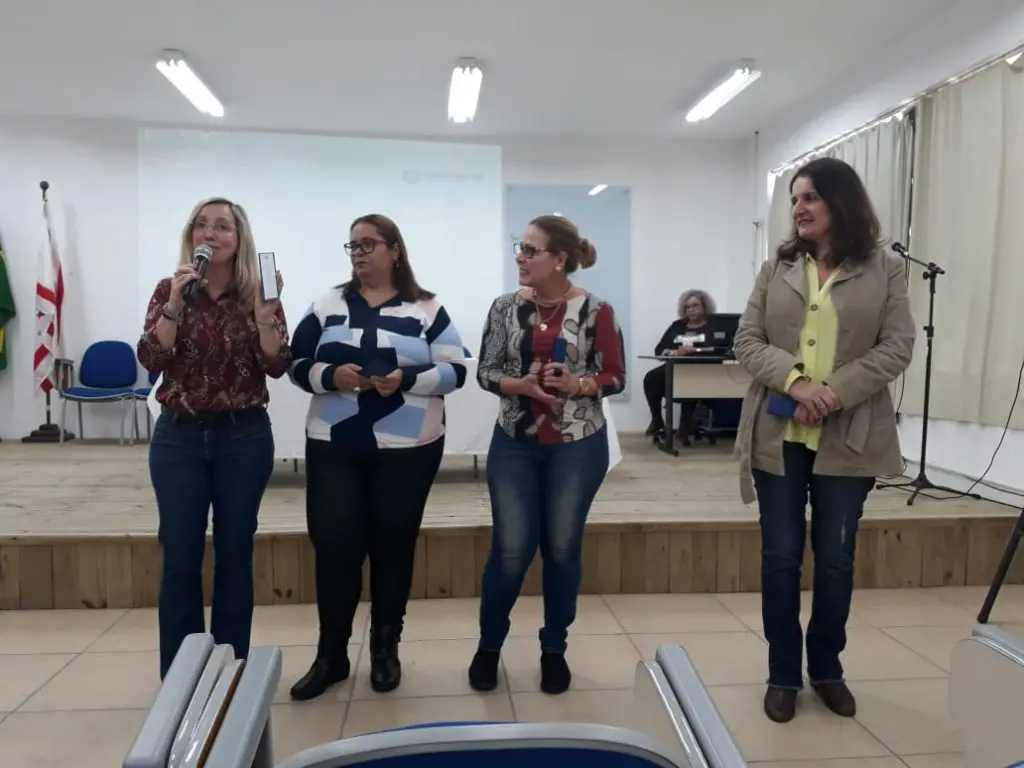 Presidente, Sra. Diléia Pereira Bez Fontana, Tesoureira, Sra. Lucia Maria dos Santos, Secretária Geral , Monica Christien Rihl e a Vice- presidente ,Sra. Ivanisse Zarif,