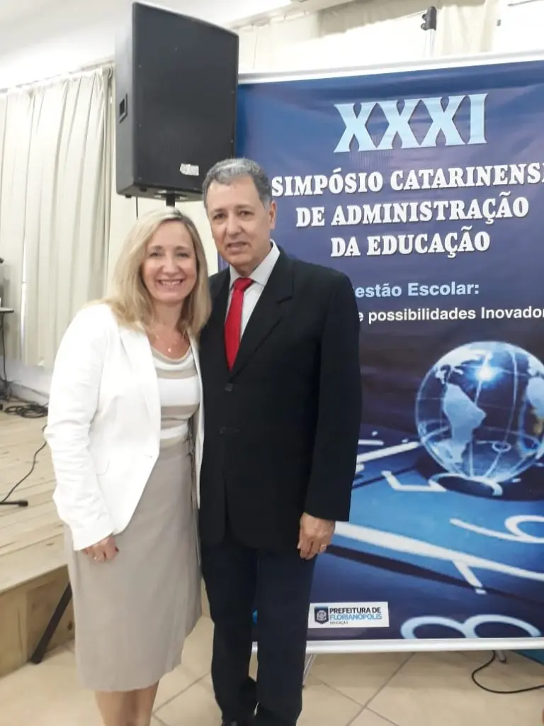 Presidente da AOESC, Sra. Diléia, com o Presidente da AAESC, Sr. Eloi Zambon.