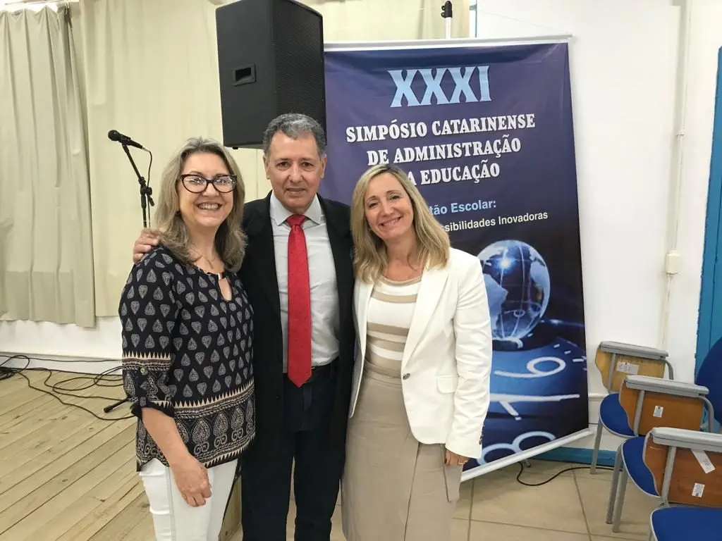 Presidente da AOESC, Sra. Diléia com a Presidente da ASESC. Sra. Rosimeri Jorge da Silva e o Presidente da AAESC, Sr. Eloi Zambon.